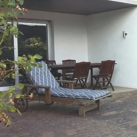 Living .... Mit Grossem Garten . شقة *