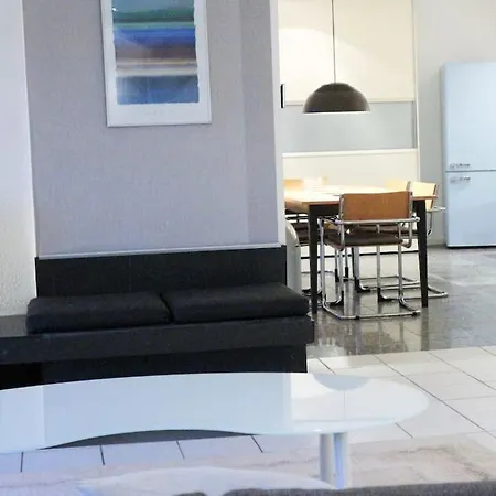 Living .... Mit Grossem Garten . *