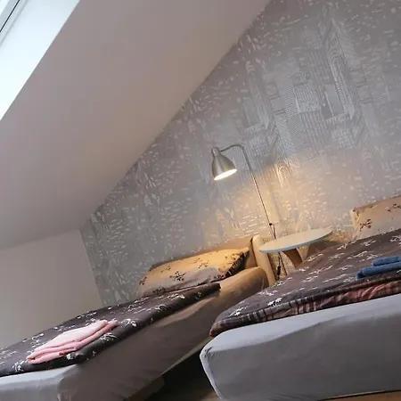 Living .... Mit Grossem Garten . Halver