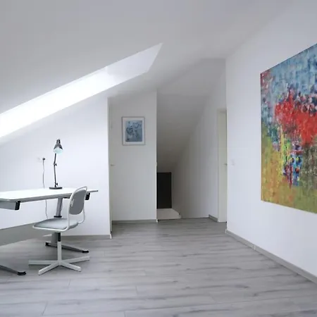 Living .... Mit Grossem Garten . Halver