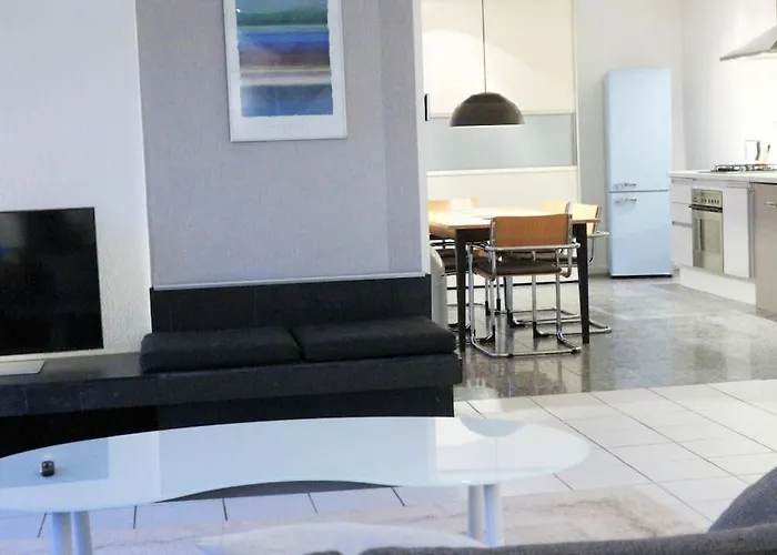 Living .... Mit Grossem Garten . *