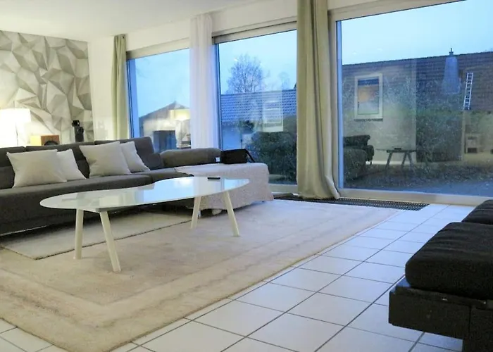 Living .... Mit Grossem Garten . Halver