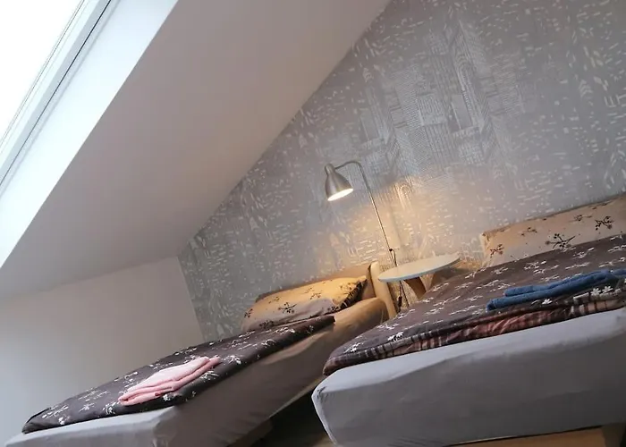 Living .... Mit Grossem Garten . Halver