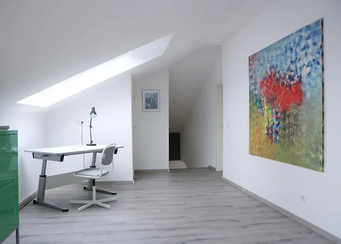 Living .... Mit Grossem Garten . Halver