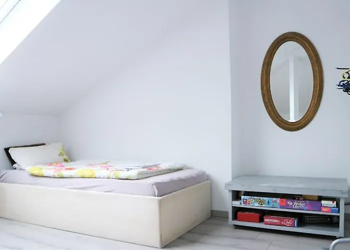 Living .... Mit Grossem Garten . Halver